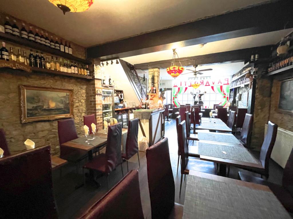 Lot: 52 - FREEHOLD RESTAURANT WITH LIVING ACCOMMODATION OVER - Tables and chairs in customer seating area